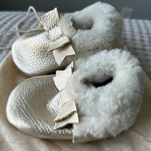 Freshly Picked Baby Shoes in Platinum, Sherpa- lined - Picture 2 of 4